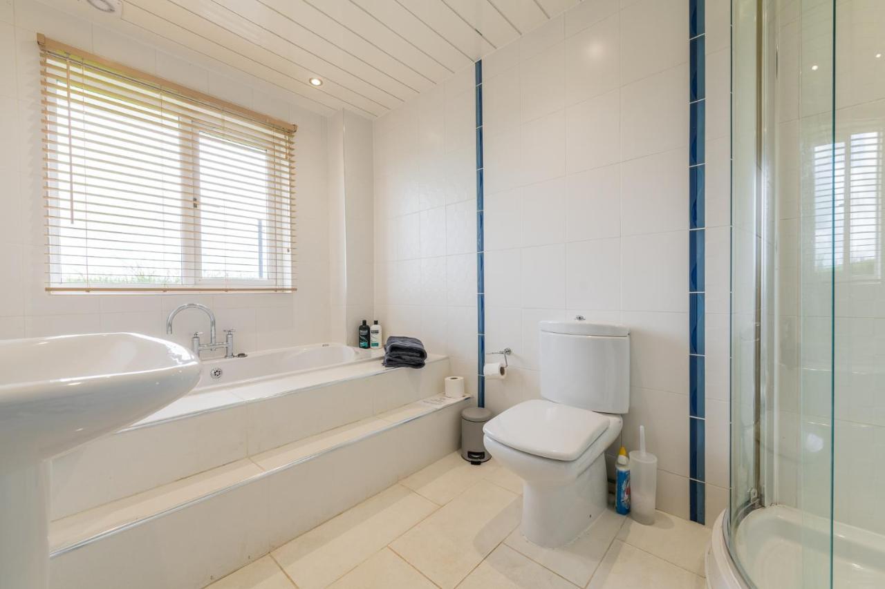 Newmilns Alton Villa, Sleeps 12, Great For Families, Undercover Hotub & Games Room מראה חיצוני תמונה